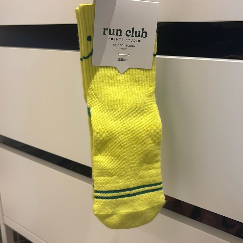 1 pair NWT women’s yellow run club grip socks by Pointe Studio size small 5-7